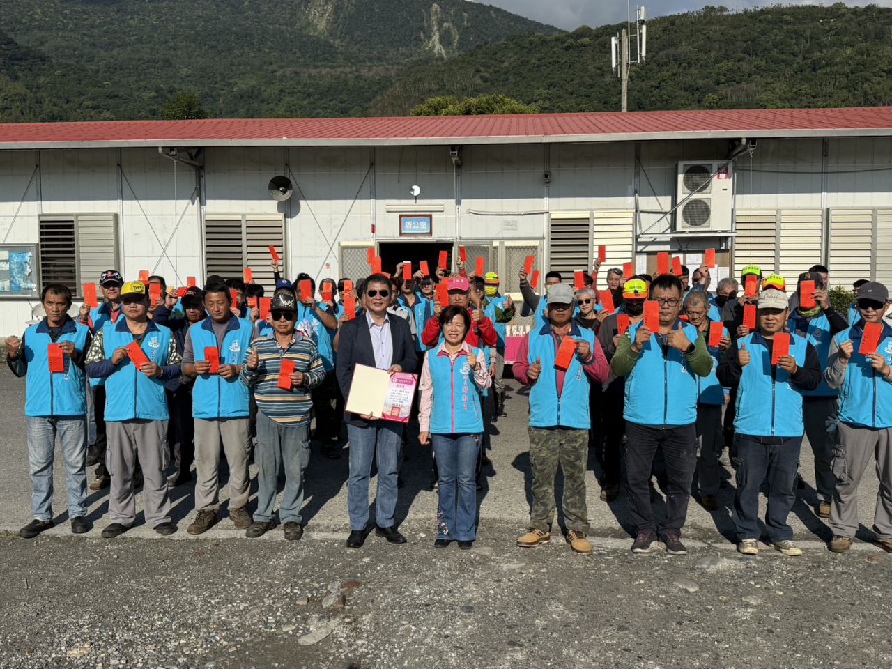 吉安鄉清潔隊初四開工    鄉長游淑貞偕麥當勞董事長慰勞贈開工紅包缩略图