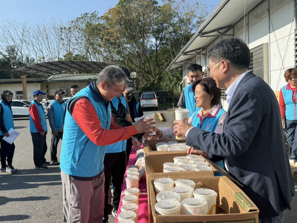 吉安鄉清潔隊初四開工    鄉長游淑貞偕麥當勞董事長慰勞贈開工紅包插图3