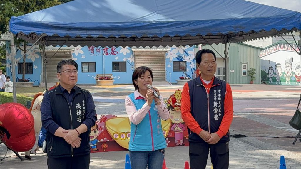 吉安鄉長游淑貞陪鄉親走春    化身夜市女王吆喝鄉親玩套圈圈換禮物活動插图