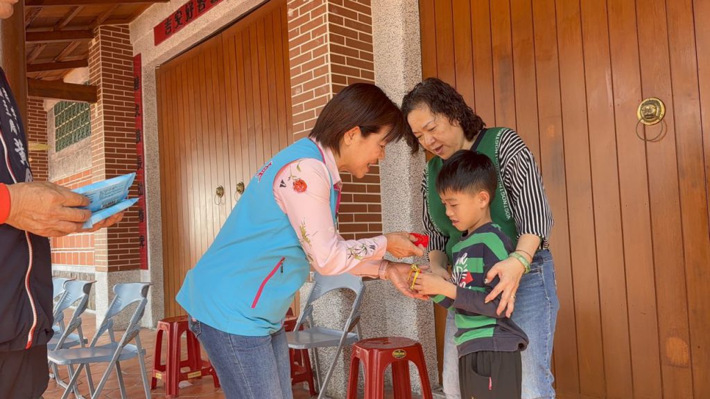 吉安鄉長游淑貞陪鄉親走春    化身夜市女王吆喝鄉親玩套圈圈換禮物活動插图1