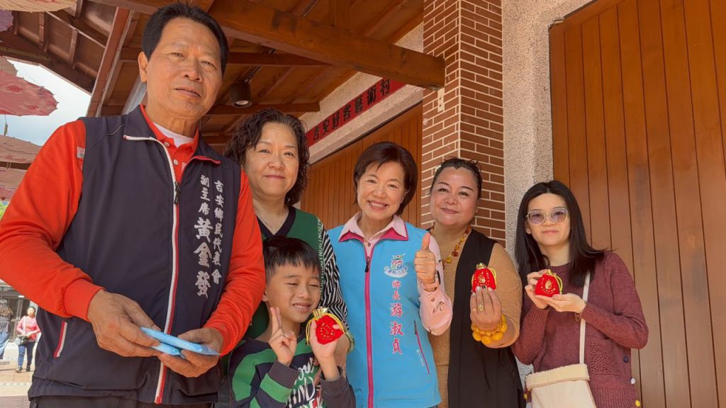 吉安鄉長游淑貞陪鄉親走春    化身夜市女王吆喝鄉親玩套圈圈換禮物活動插图2