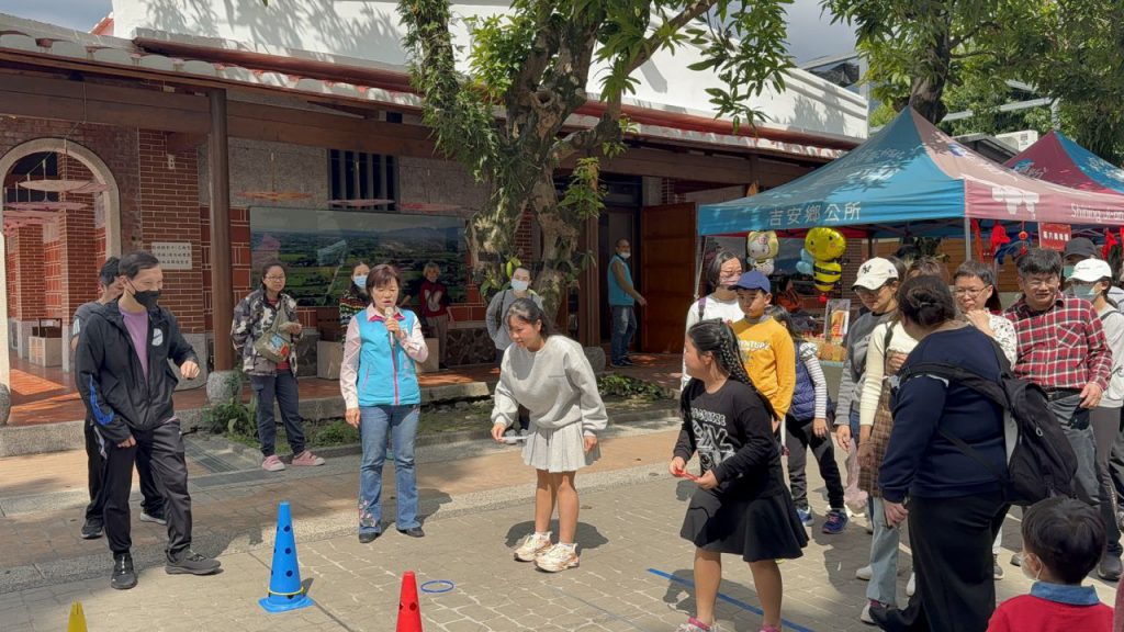 吉安鄉長游淑貞陪鄉親走春    化身夜市女王吆喝鄉親玩套圈圈換禮物活動插图4