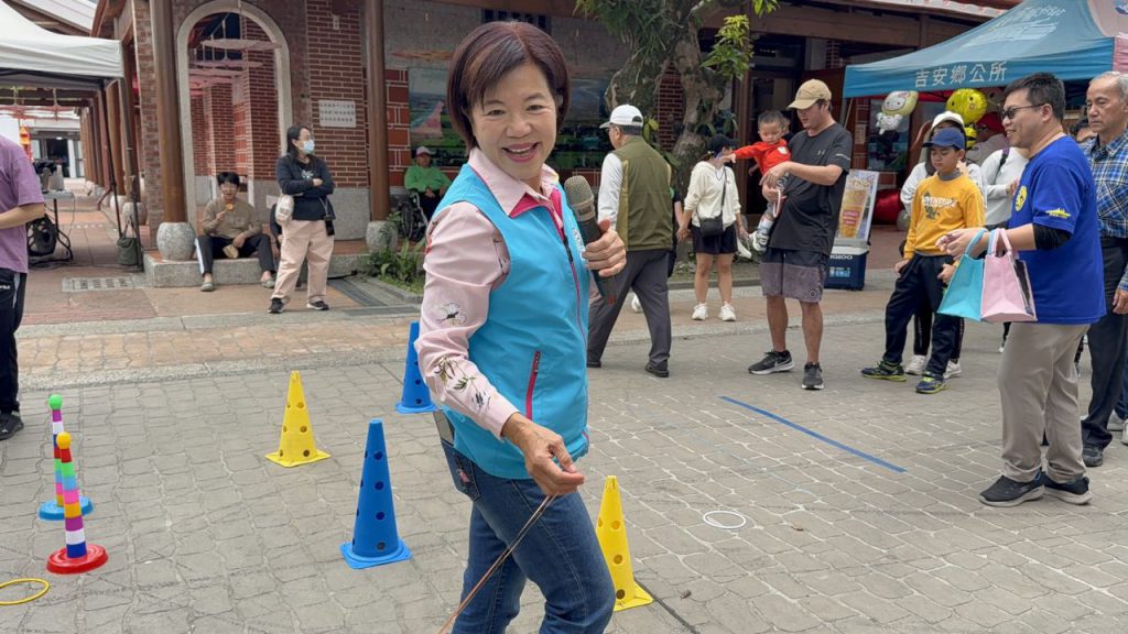 吉安鄉長游淑貞陪鄉親走春    化身夜市女王吆喝鄉親玩套圈圈換禮物活動插图3