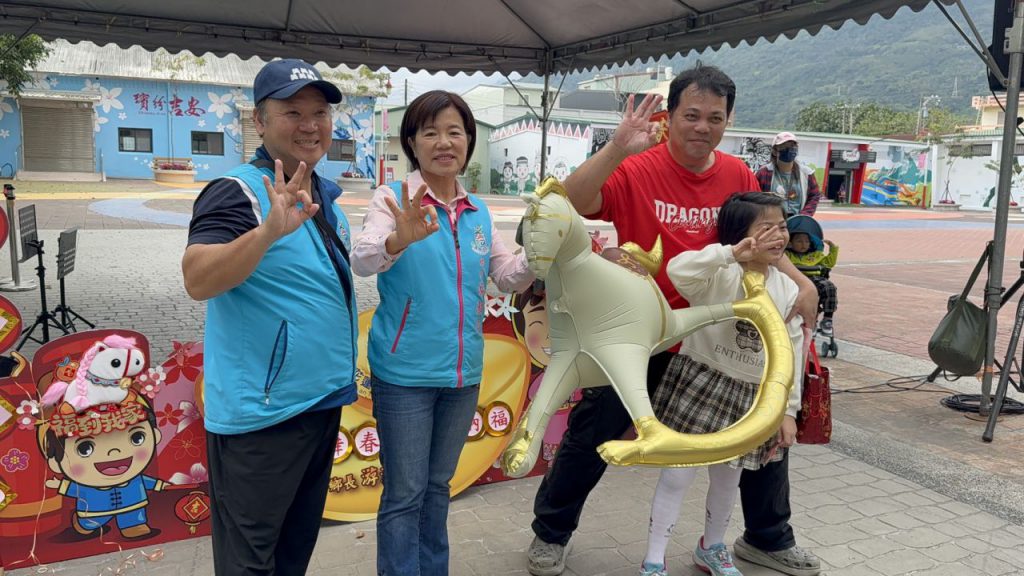 吉安鄉長游淑貞陪鄉親走春    化身夜市女王吆喝鄉親玩套圈圈換禮物活動插图5
