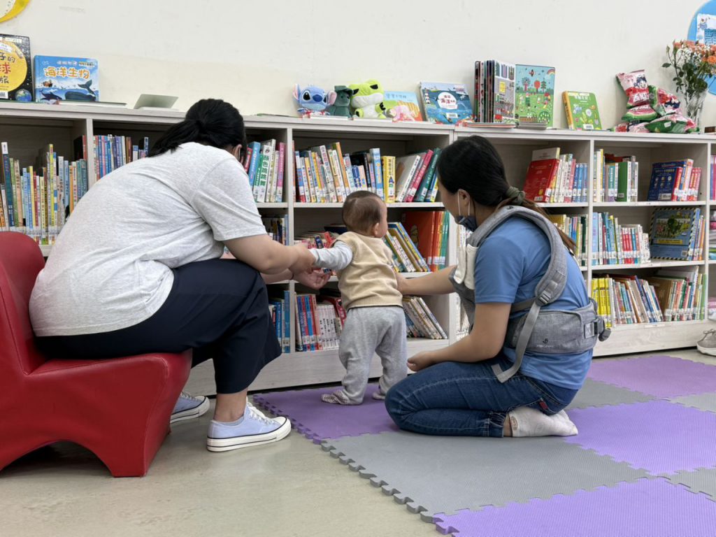 吉安鄉長化身圖書管理員    為爭取4千餘冊新書開箱插图4