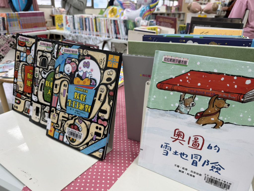 吉安鄉長化身圖書管理員    為爭取4千餘冊新書開箱插图1