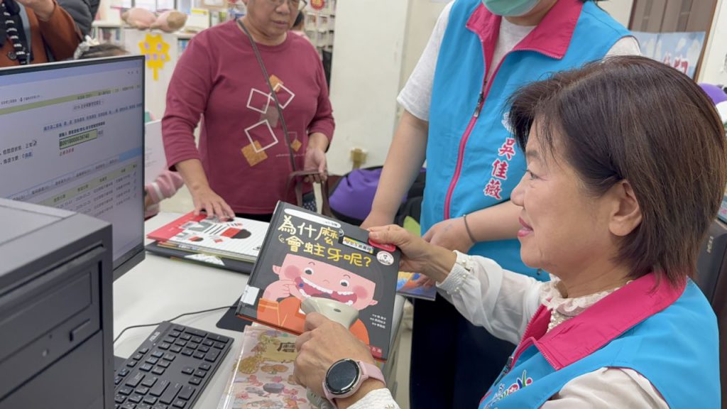 吉安鄉長化身圖書管理員    為爭取4千餘冊新書開箱插图2
