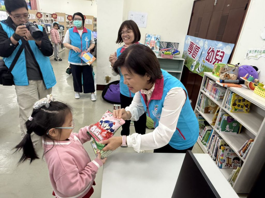 吉安鄉長化身圖書管理員    為爭取4千餘冊新書開箱插图3