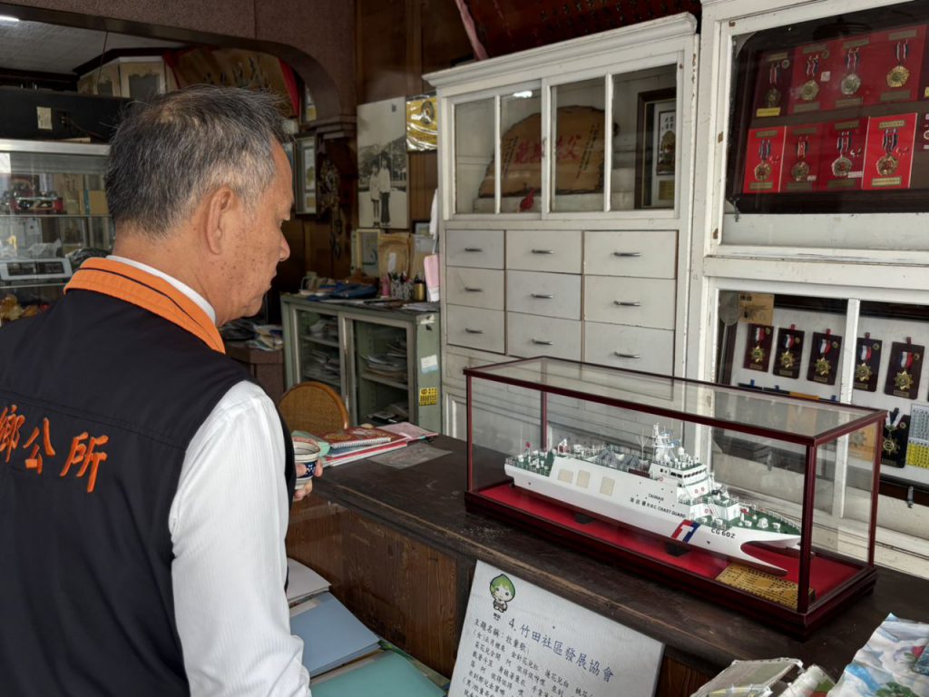 富里鄉子弟劉康義接    首任海巡花蓮艦艦長　鄉長江東成貼紅榜祝賀插图2