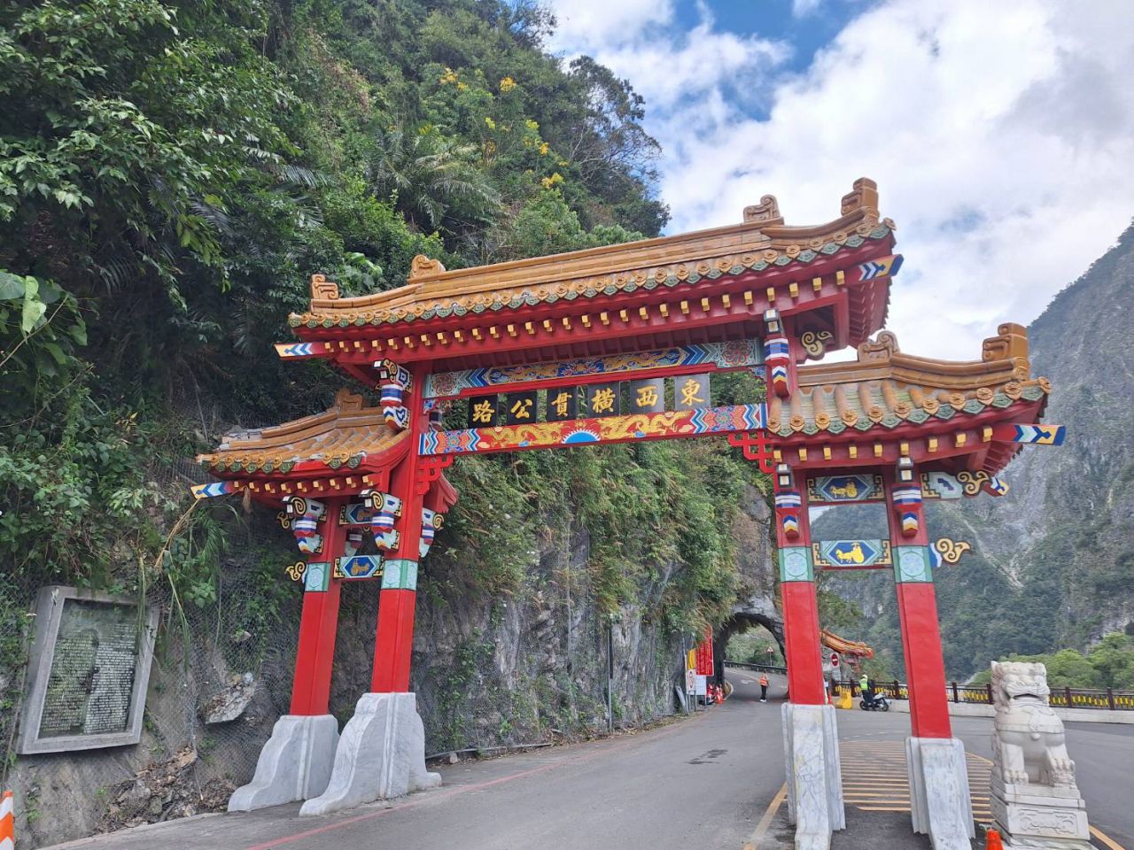 傳統彩繪匠師巧手操刀    太魯閣牌樓再現風華    錦文橋人行步道修復完成缩略图