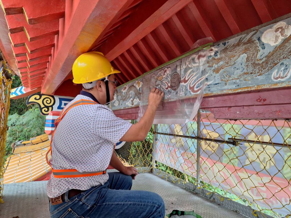 傳統彩繪匠師巧手操刀    太魯閣牌樓再現風華    錦文橋人行步道修復完成插图