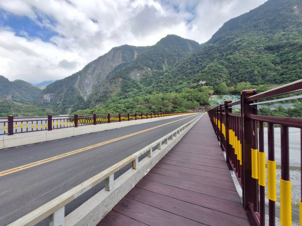 傳統彩繪匠師巧手操刀    太魯閣牌樓再現風華    錦文橋人行步道修復完成插图1