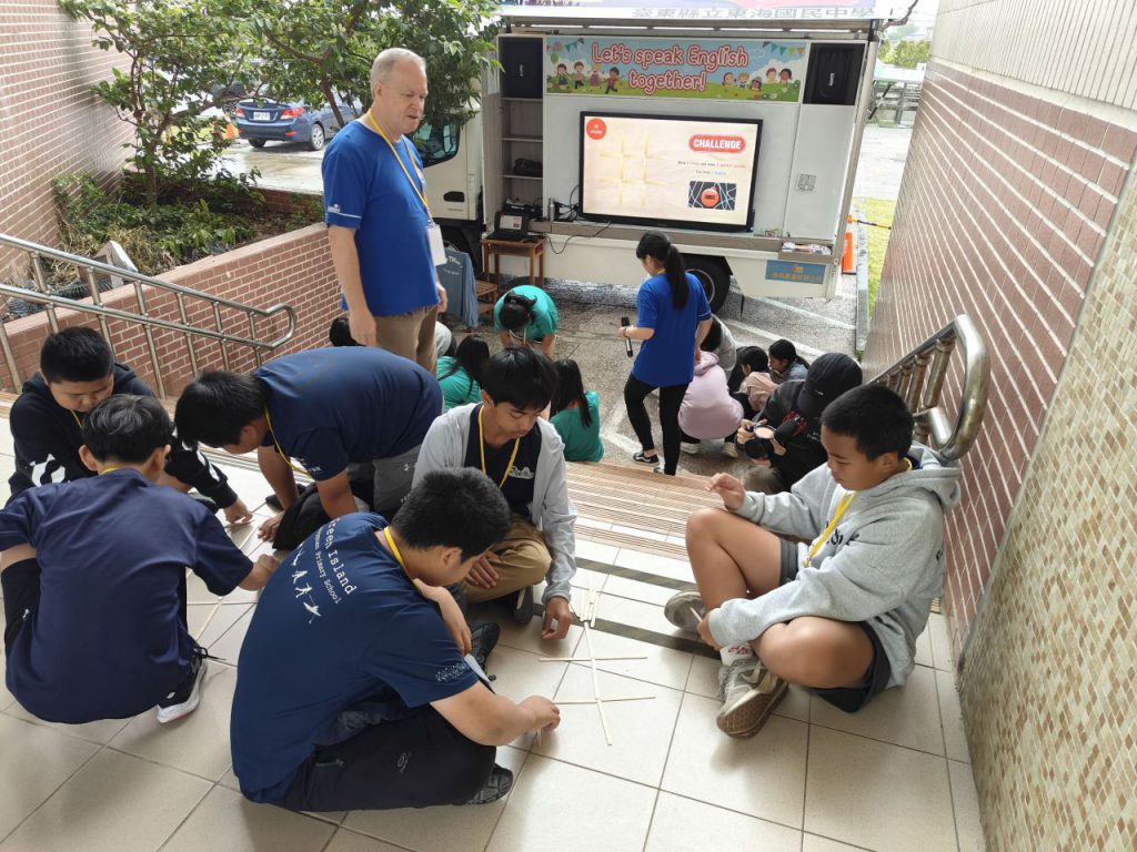 跨越18海哩    相遇臺東    英語行動列車    綠島學生開啟學習新體驗插图1