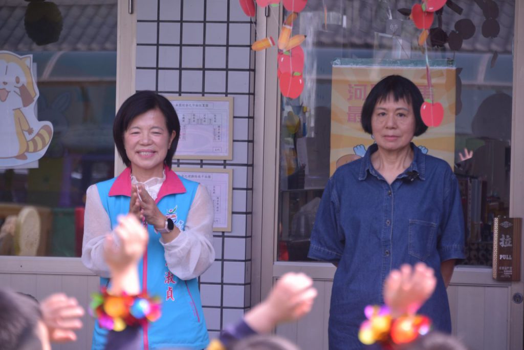 鄉長阿姨游淑貞 與幼童歡慶兒童節 歡樂氛圍充滿校園插图4 鄉長阿姨游淑貞 與幼童歡慶兒童節 歡樂氛圍充滿校園插图4
