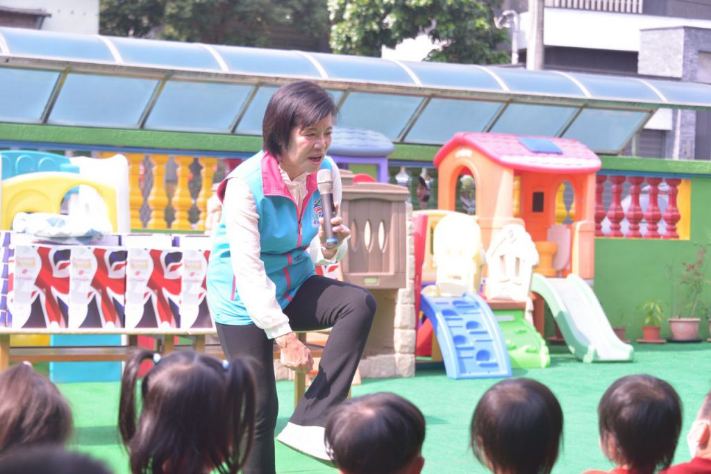 鄉長阿姨游淑貞 與幼童歡慶兒童節 歡樂氛圍充滿校園插图1 鄉長阿姨游淑貞 與幼童歡慶兒童節 歡樂氛圍充滿校園插图1