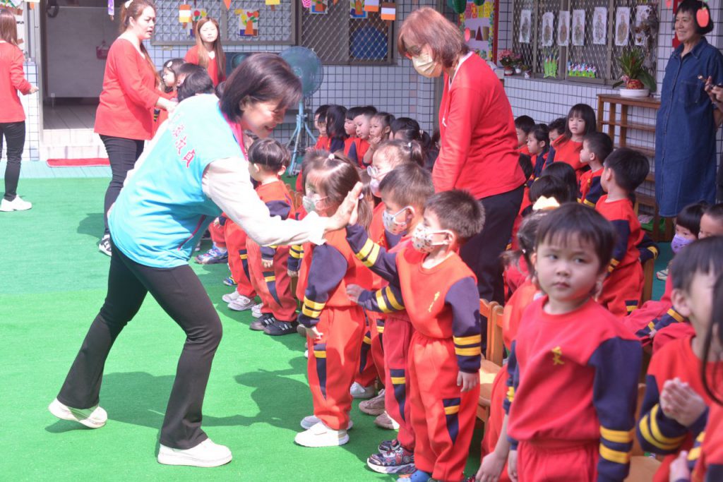 鄉長阿姨游淑貞 與幼童歡慶兒童節 歡樂氛圍充滿校園插图2 鄉長阿姨游淑貞 與幼童歡慶兒童節 歡樂氛圍充滿校園插图2