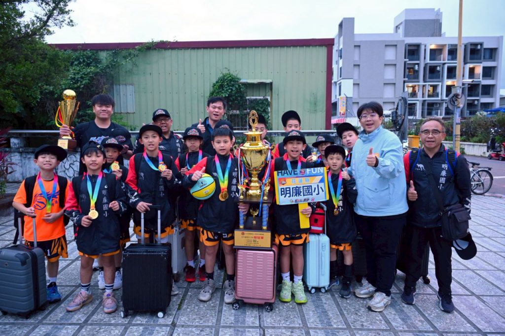 明廉國小籃球隊勇奪全國冠軍 市長魏嘉彥蒞校貼紅榜插图 明廉國小籃球隊勇奪全國冠軍 市長魏嘉彥蒞校貼紅榜插图