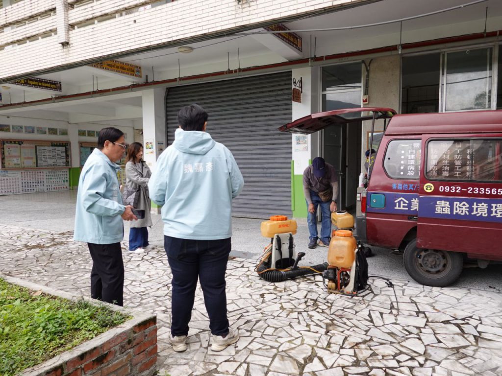 花蓮市公所於國福國小周邊執行環境噴藥    提前防治小黑蚊　插图