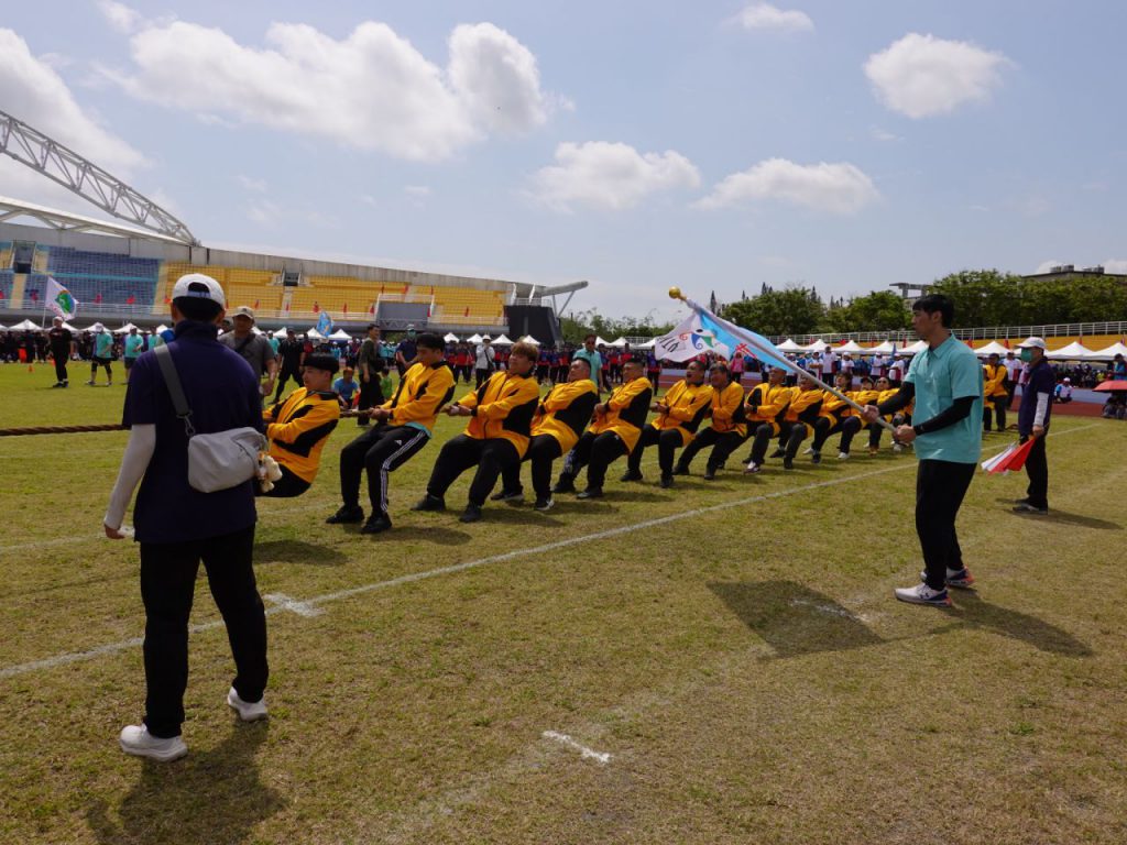 縣府機關所屬運動會    花蓮市公所創意進場展現團隊精神插图4