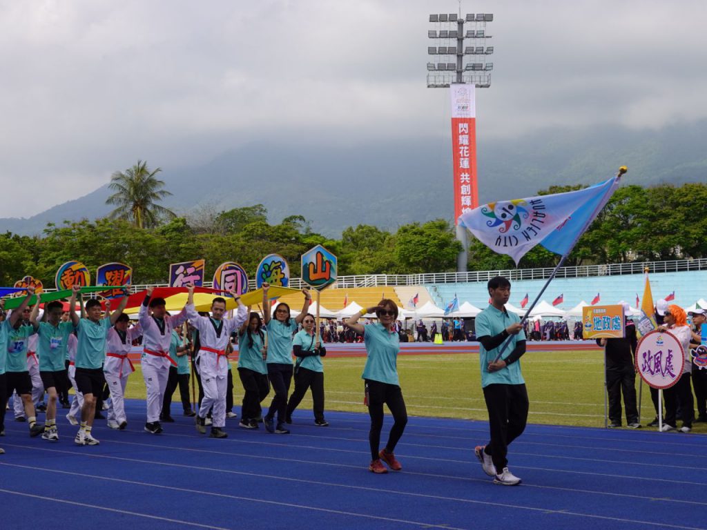 縣府機關所屬運動會    花蓮市公所創意進場展現團隊精神插图2