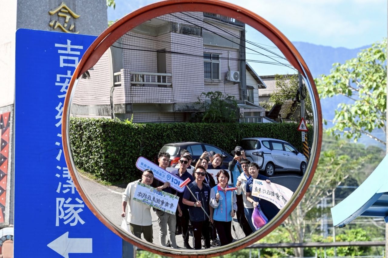 游淑貞挽袖擦拭街角反光鏡    與花蓮青商會執行「329玩美角落」計畫缩略图