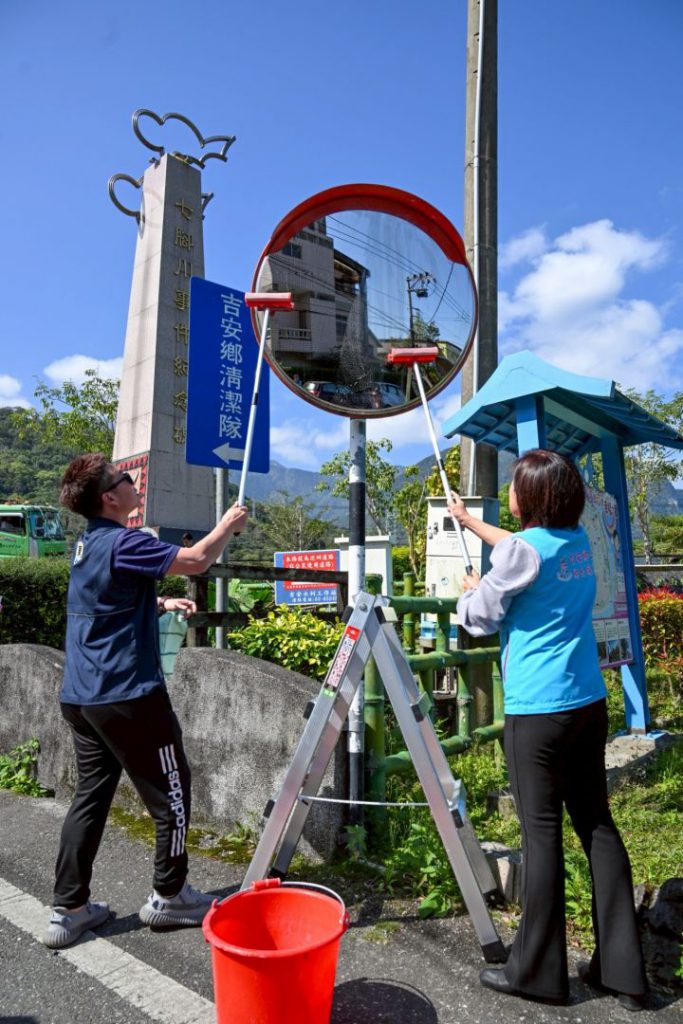 游淑貞挽袖擦拭街角反光鏡 與花蓮青商會執行「329玩美角落」計畫插图 游淑貞挽袖擦拭街角反光鏡 與花蓮青商會執行「329玩美角落」計畫插图