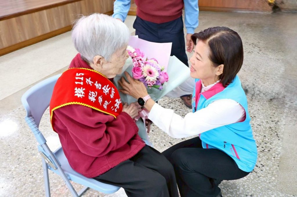 吉安鄉長游淑貞陪同26位模範母親4對模範婆媳 拍攝母親節專輯紀錄插图 吉安鄉長游淑貞陪同26位模範母親4對模範婆媳 拍攝母親節專輯紀錄插图