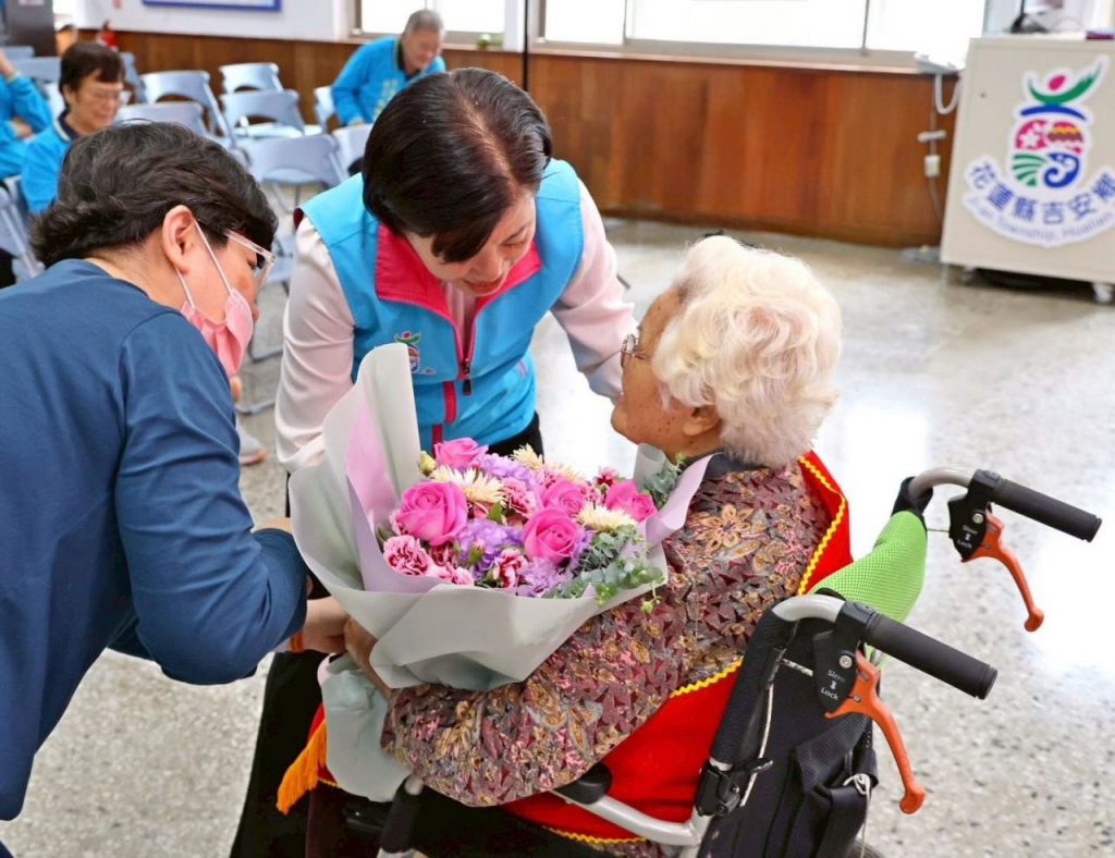 吉安鄉長游淑貞陪同26位模範母親4對模範婆媳 拍攝母親節專輯紀錄插图1 吉安鄉長游淑貞陪同26位模範母親4對模範婆媳 拍攝母親節專輯紀錄插图1