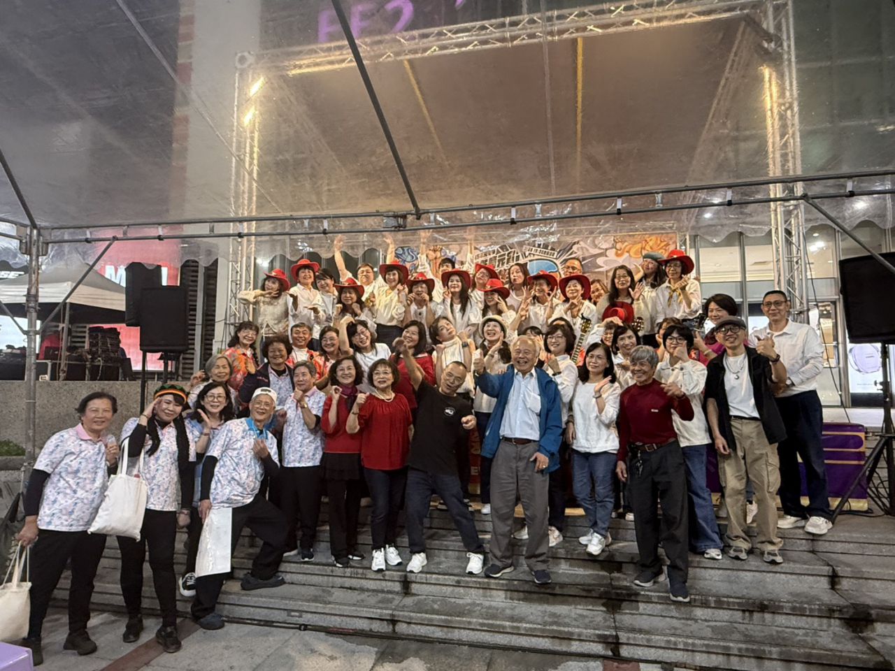 女媧不補天  一起來唱歌    客家愛樂協會嗨翻遠百廣場缩略图