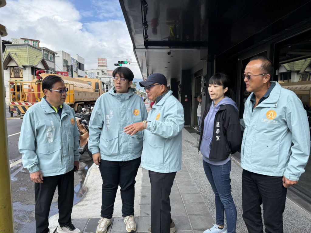 防汛準備    市長視察國魂里排水溝清淤   確保暢通與環境衛生插图1