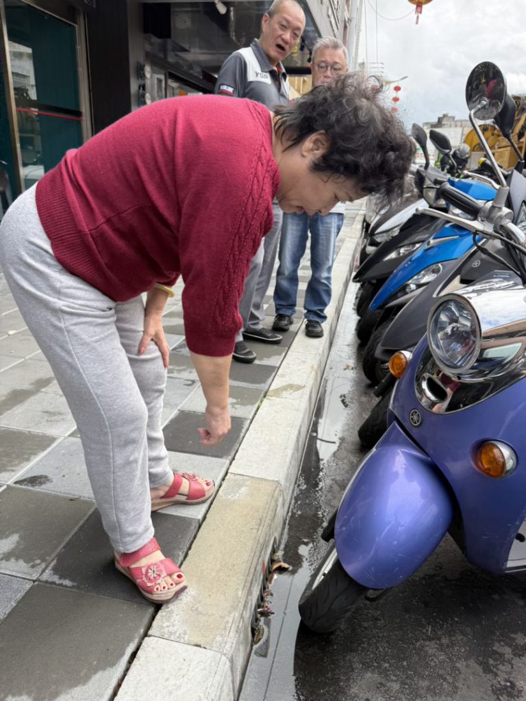 防汛準備    市長視察國魂里排水溝清淤   確保暢通與環境衛生插图2