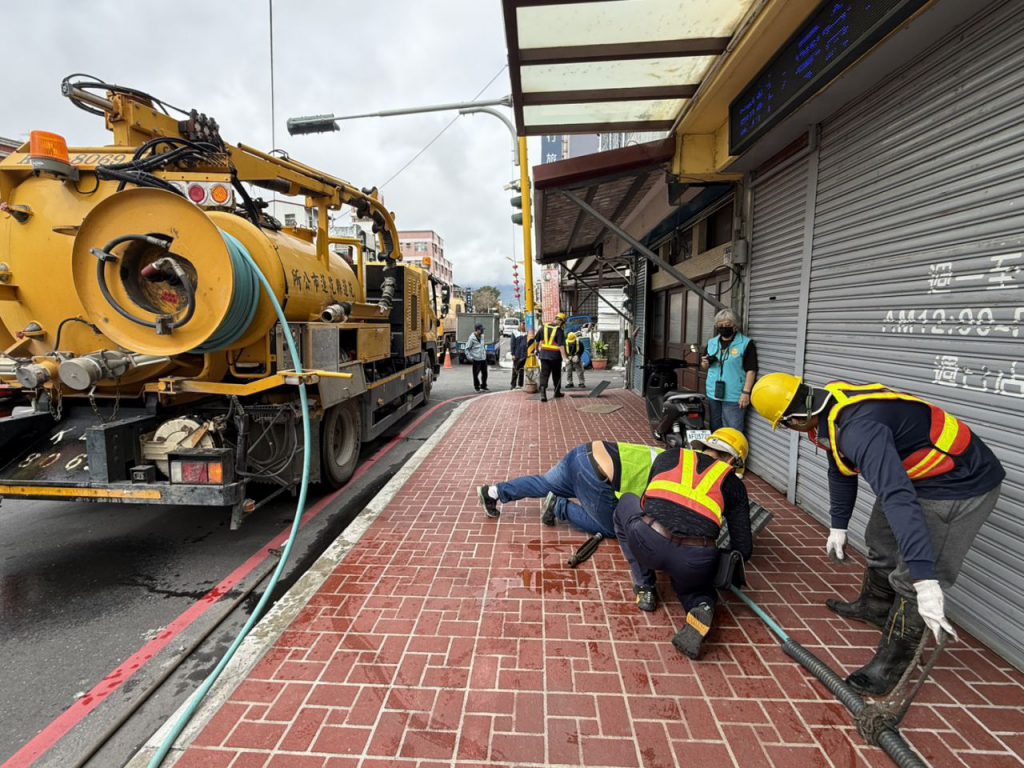 防汛準備    市長視察國魂里排水溝清淤   確保暢通與環境衛生插图4