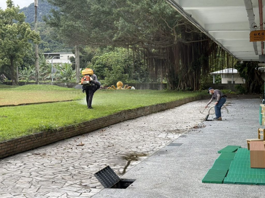 花蓮市公所於國福國小周邊執行環境噴藥    提前防治小黑蚊　插图1