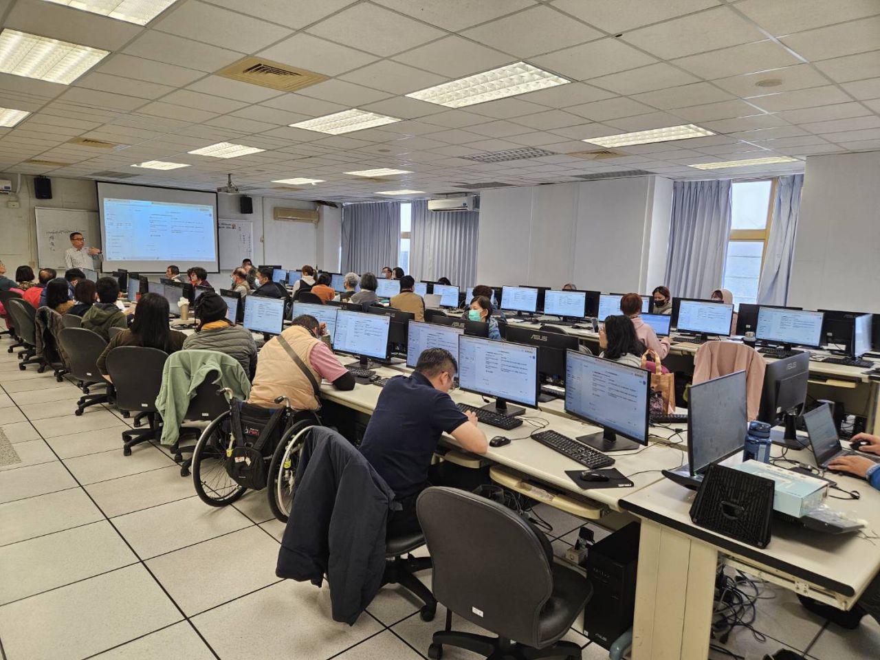 臺東縣府融合式AI培力    職訓證照班因應數位浪潮缩略图