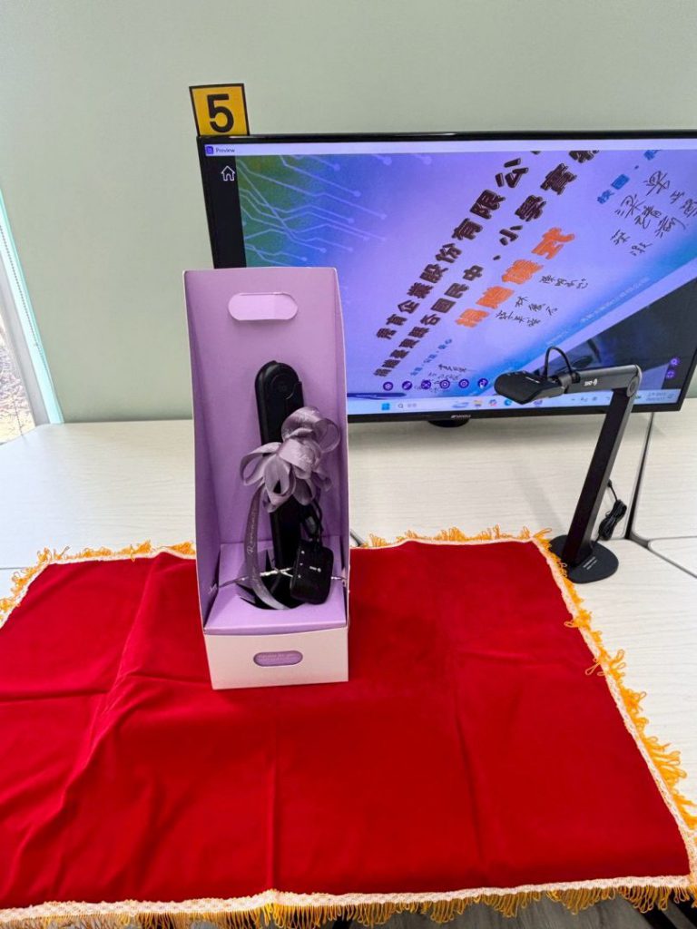 秀育企業捐贈臺東千餘臺實物投影機設備插图1