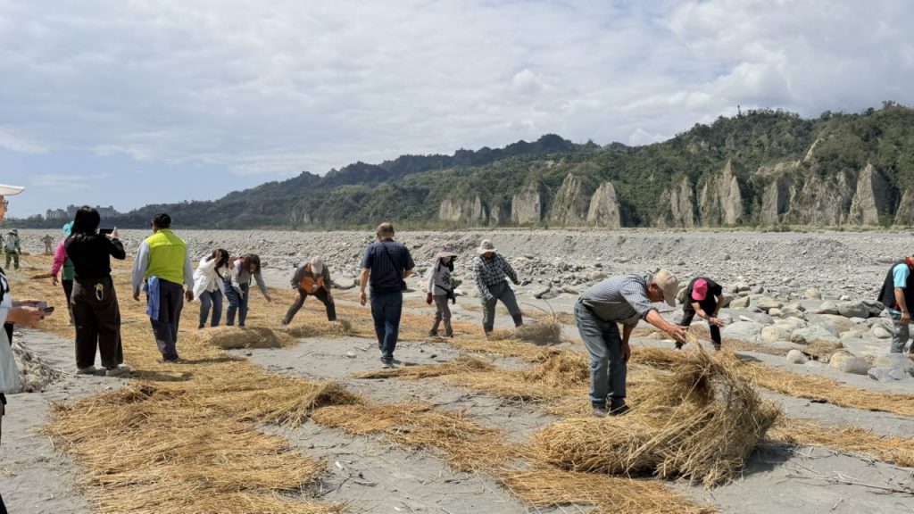 縣府攜手中央與社區    利用農廢    強化卑南溪防塵行動插图1