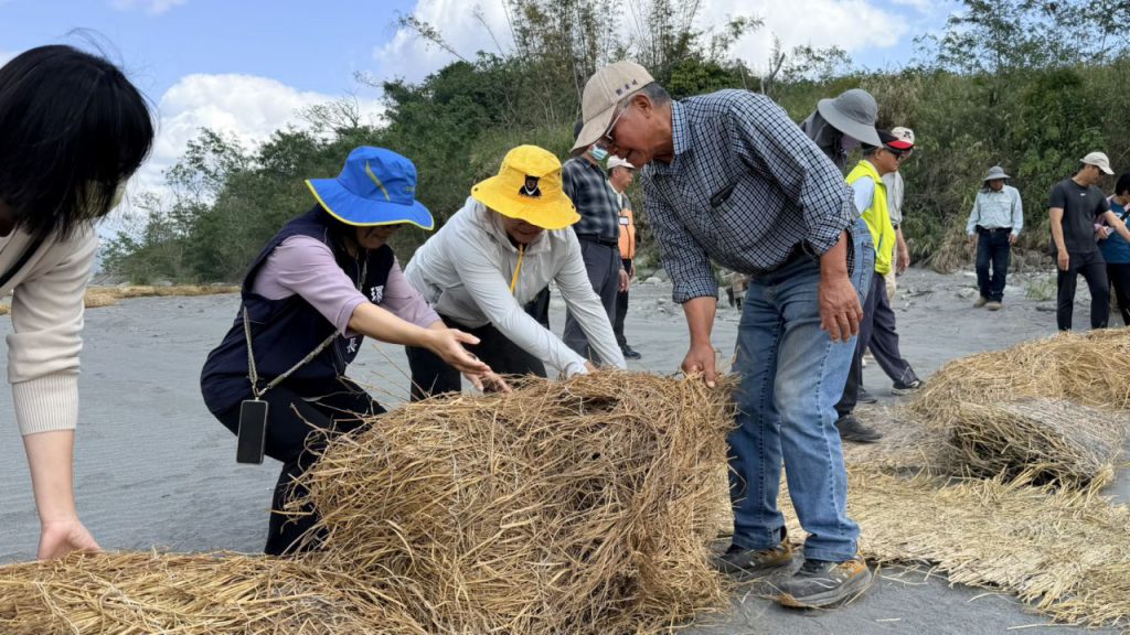 縣府攜手中央與社區    利用農廢    強化卑南溪防塵行動插图2