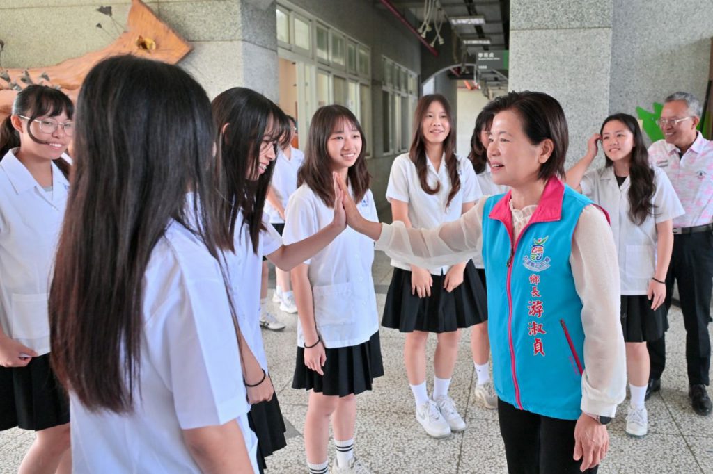 花女儀隊勇奪中區冠軍  游淑貞張貼紅榜插图2