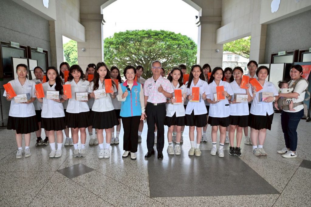 花女儀隊勇奪中區冠軍  游淑貞張貼紅榜插图