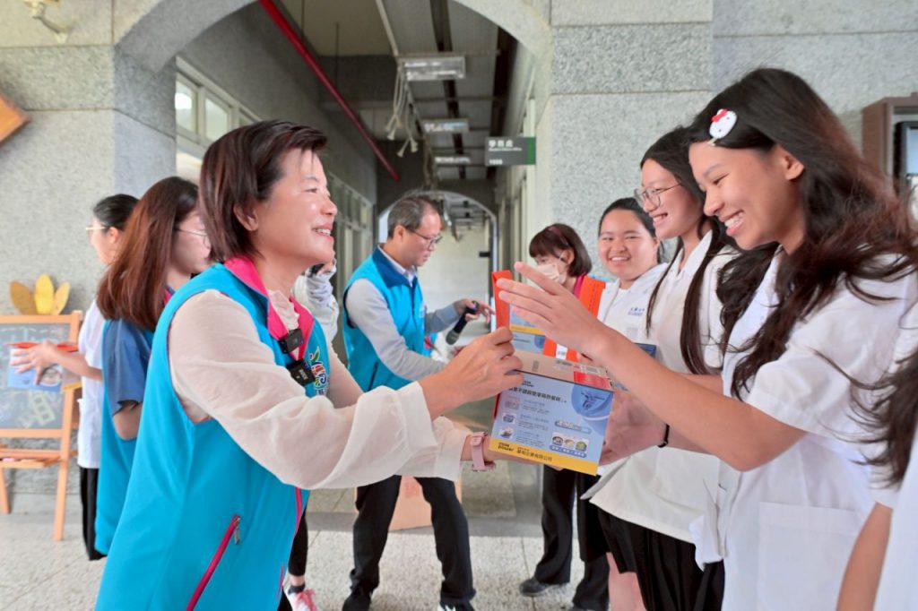花女儀隊勇奪中區冠軍  游淑貞張貼紅榜插图1