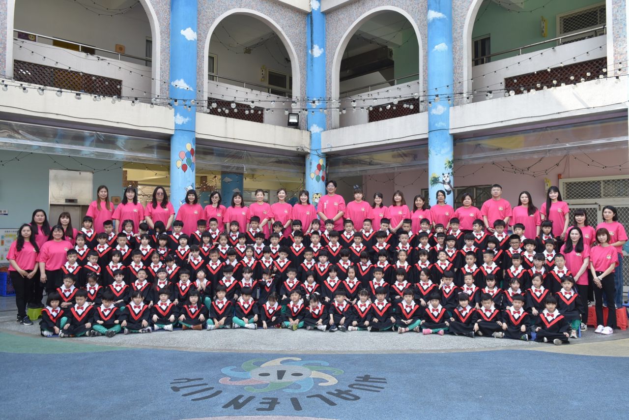 花蓮市幼孩子展翅高飛 大班披學士服留影紀念缩略图