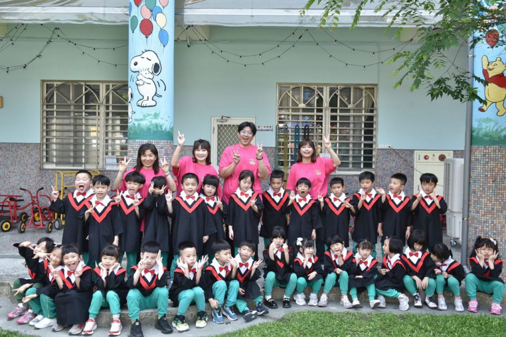 花蓮市幼孩子展翅高飛 大班披學士服留影紀念插图1