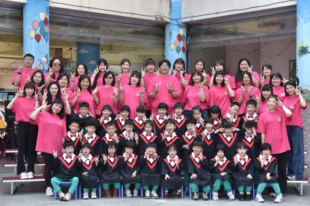 花蓮市幼孩子展翅高飛 大班披學士服留影紀念插图