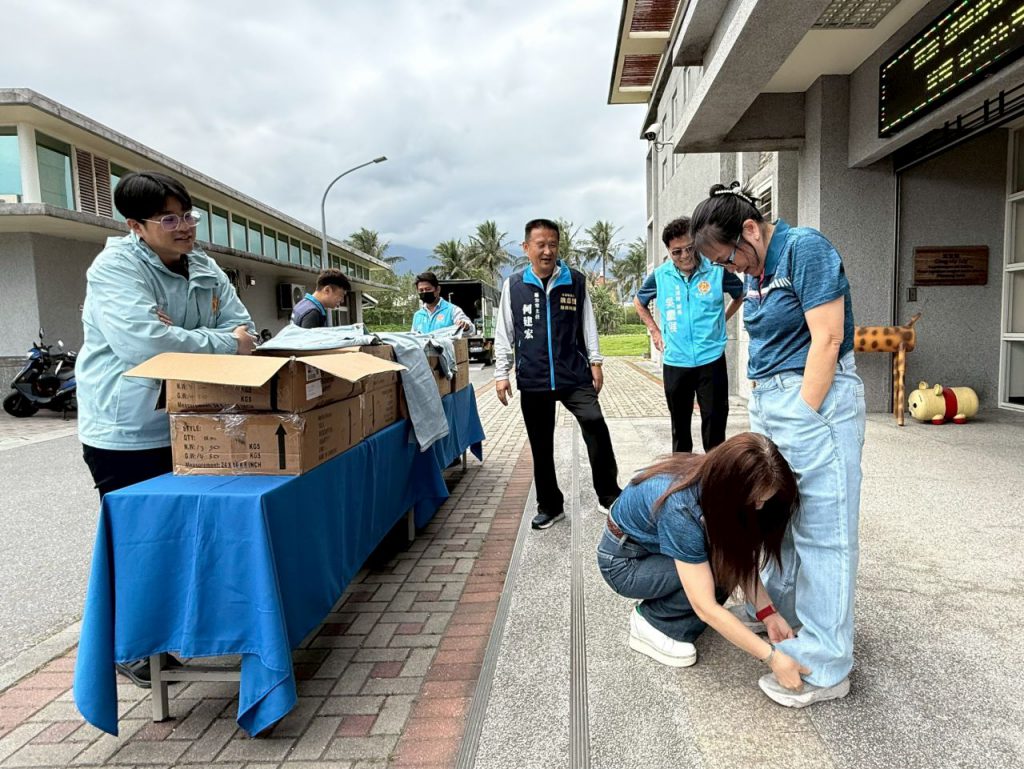 如興捐贈300件褲裝　縣議員魏嘉賢媒合送暖　市長魏嘉彥代表受贈插图2