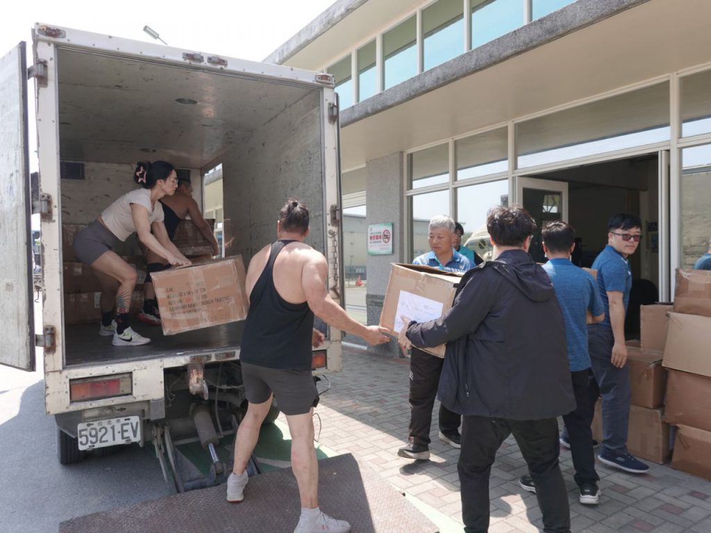 花蓮縣同鄉公益總會贈500雙休閒鞋 暖心致敬清潔隊辛勞插图2 花蓮縣同鄉公益總會贈500雙休閒鞋 暖心致敬清潔隊辛勞插图2