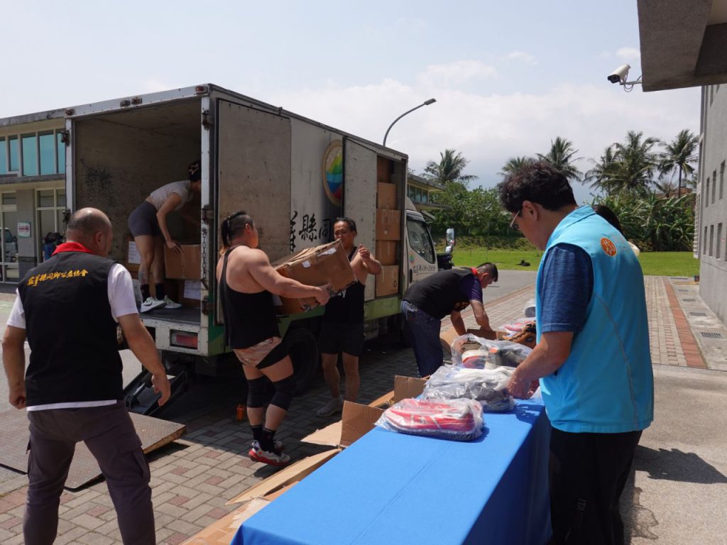 花蓮縣同鄉公益總會贈500雙休閒鞋 暖心致敬清潔隊辛勞插图 花蓮縣同鄉公益總會贈500雙休閒鞋 暖心致敬清潔隊辛勞插图