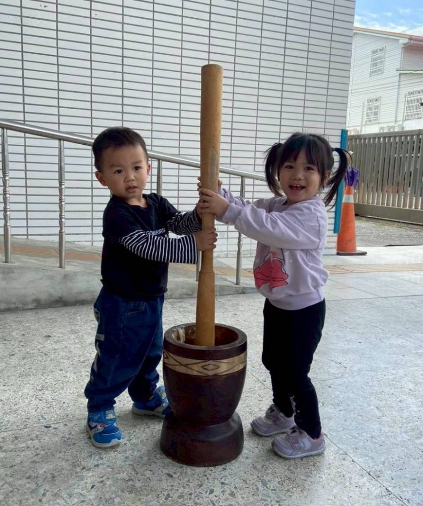 吉安鄉幼童「搗麻糬」快樂體驗 鄉長游淑貞再創寓教於樂溫馨兒童節插图1 吉安鄉幼童「搗麻糬」快樂體驗 鄉長游淑貞再創寓教於樂溫馨兒童節插图1