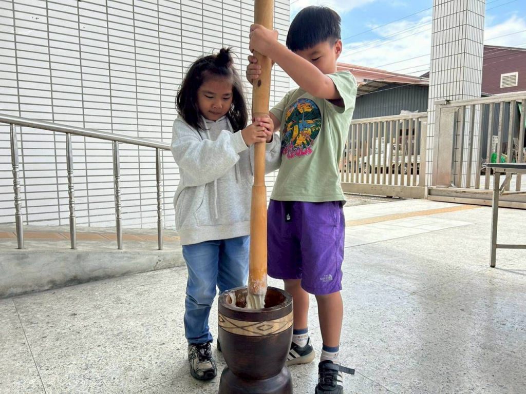 吉安鄉幼童「搗麻糬」快樂體驗 鄉長游淑貞再創寓教於樂溫馨兒童節插图2 吉安鄉幼童「搗麻糬」快樂體驗 鄉長游淑貞再創寓教於樂溫馨兒童節插图2