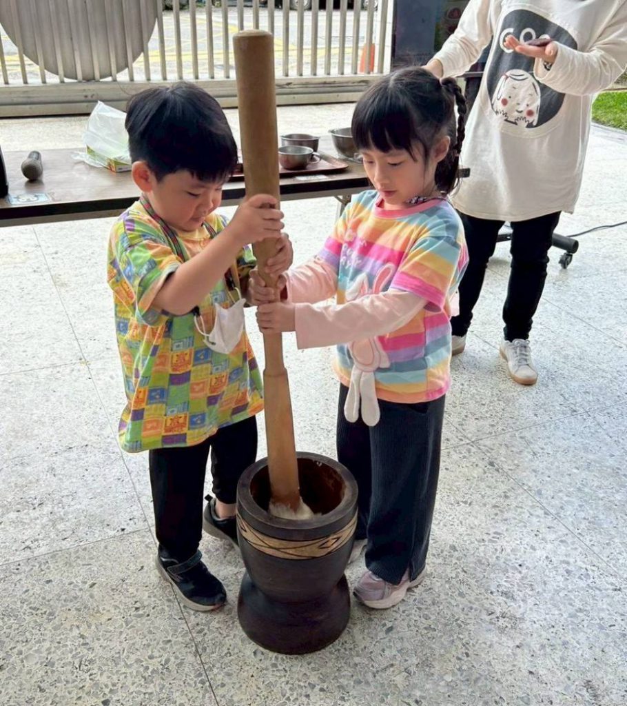 吉安鄉幼童「搗麻糬」快樂體驗 鄉長游淑貞再創寓教於樂溫馨兒童節插图 吉安鄉幼童「搗麻糬」快樂體驗 鄉長游淑貞再創寓教於樂溫馨兒童節插图