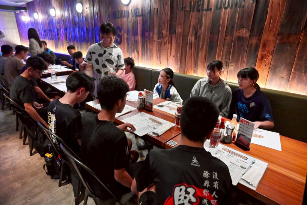 游淑貞嘉勉宜昌國中田徑隊    勇破花蓮縣運高懸26年紀錄插图1